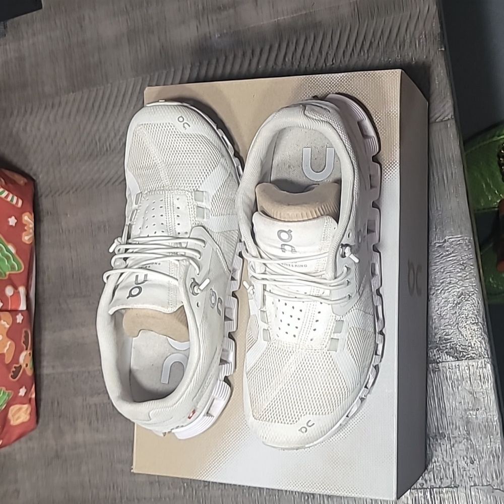 On Cloud 5 White Running Shoes Sneakers Athleisure Size 6 Women's - Picture 2 of 9